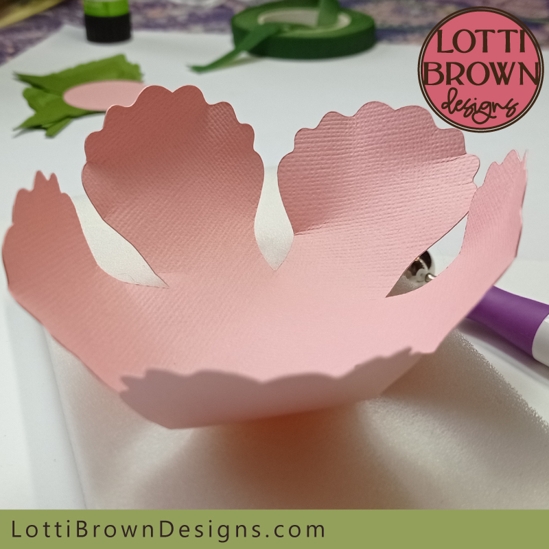 Creating a paper flower curved shape Creating a curved papercraft flower with the moulding tool